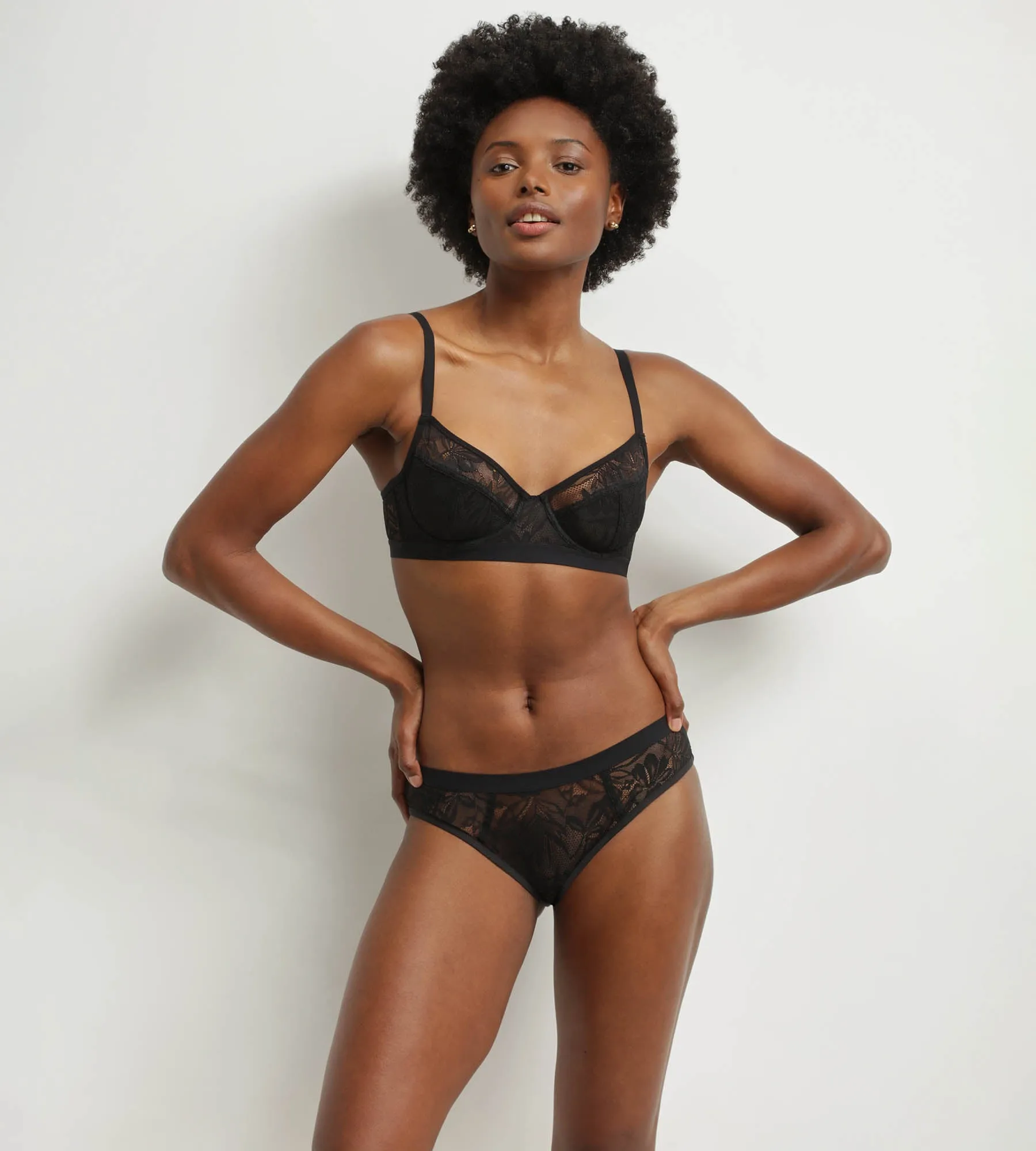 Underwired bra in black lace with Mod foliage by Dim