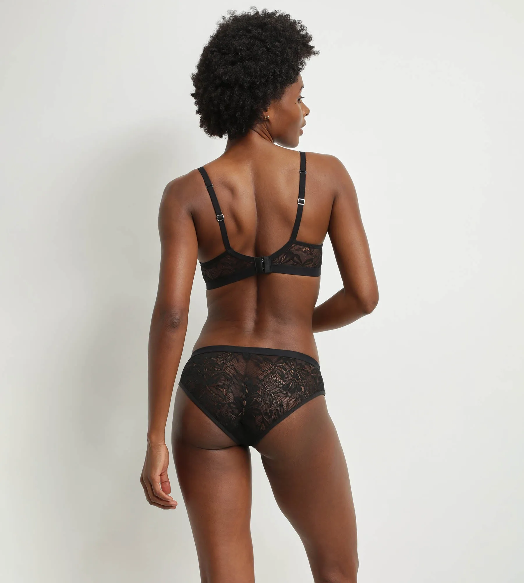 Underwired bra in black lace with Mod foliage by Dim